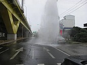 水柱噴半天高！台中男開車失控撞斷北屯消防栓　附近民眾側目