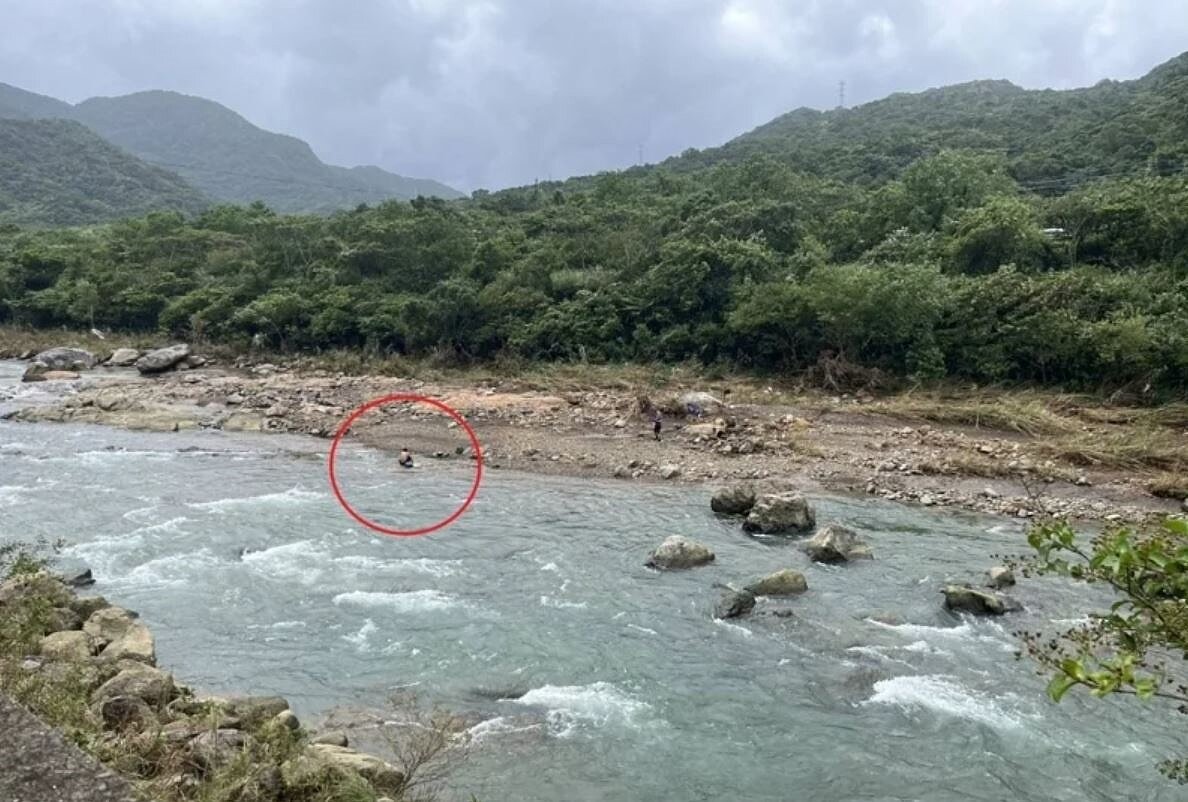 新北市瑞芳區員山子基隆河段，有3名男子在河中「淘金」。警方獲報後派員到場，勸導3人離開河床，以免發生危險。記者邱瑞杰／翻攝
