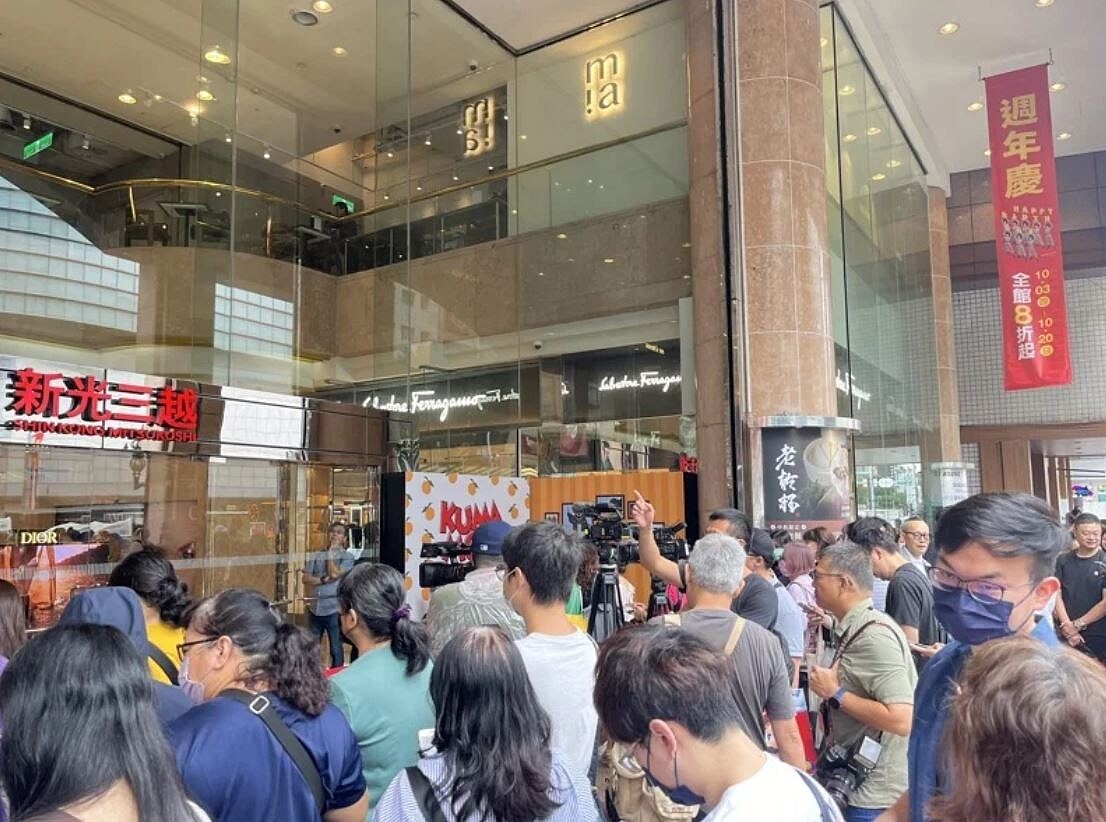 新光三越南西店周年慶無懼颱風仍準時開跑，開店前店外就聚集大批排隊人潮。記者林海／攝影

