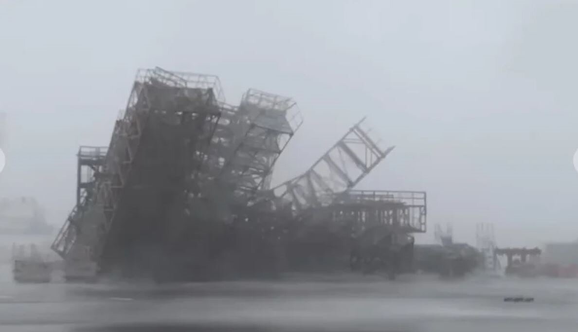 高雄港面臨山陀兒颱風登陸的最強時刻，15噸鐵架被吹垮，畫面驚人。圖／取自Threads
