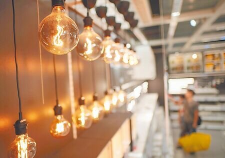 10月電價調漲14%挨轟,政策「大轉彎」。圖為民眾前往賣場購買節能燈泡、家電。(本報資料照片)