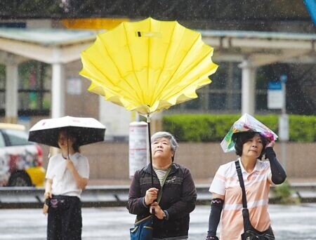 
山陀兒颱風3日中午於高雄市小港區登陸，累計至3日19時，已造成全台曾停電近35萬戶。圖∕本報資料照片
