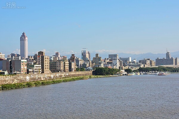 台北橋河岸景色,圖為望向北市端大稻埕碼頭以及新光三越之方向。(好房News記者 陳韋帆/攝影)