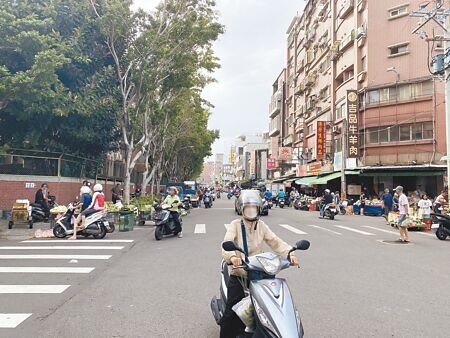 新竹市2024年上半年1至6月不禮讓行人「取締王」路口,是位在果菜市場旁的民主路、自由路95巷口。(陳育賢攝)