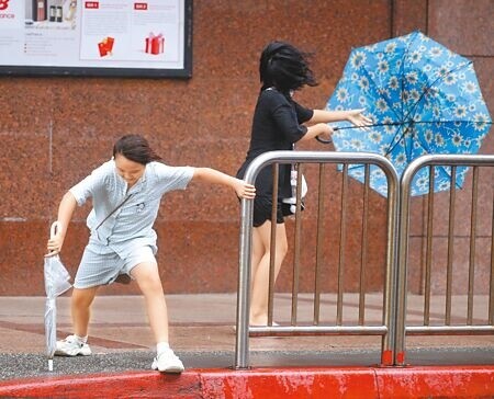 
山陀兒颱風來襲，台北市區出現間歇性雨勢及強風。（劉宗龍攝）
