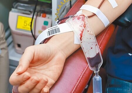 血液基金會統計,截至3日,全台血小板庫存量只能用1.9天。圖為民眾挽袖捐血。(本報資料照片)
