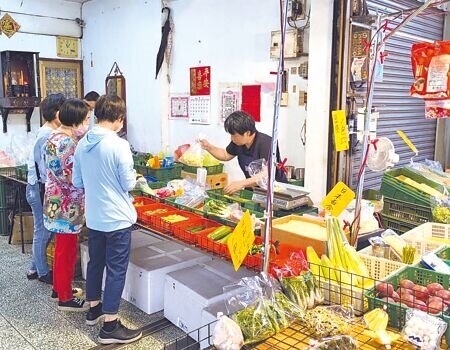 台中市3日停班停課,但各大市場、賣場、超市都有營業,婆婆媽媽搶著買菜,2把蔬菜要價100多元,大家直呼比買便當還貴。(李京昇攝)