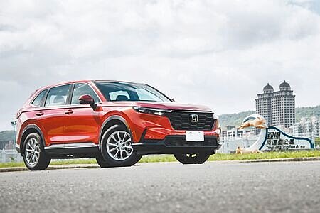 Honda CR-V今年在國內專業汽車媒體及業界專業人士共同組成的評審團參與下,獲得「2024車訊風雲獎最佳國產中型SUV」榮銜,眼前這台是全新推出的「360全境特仕版」,汰舊換新價94.9萬元起。(陳大任攝)