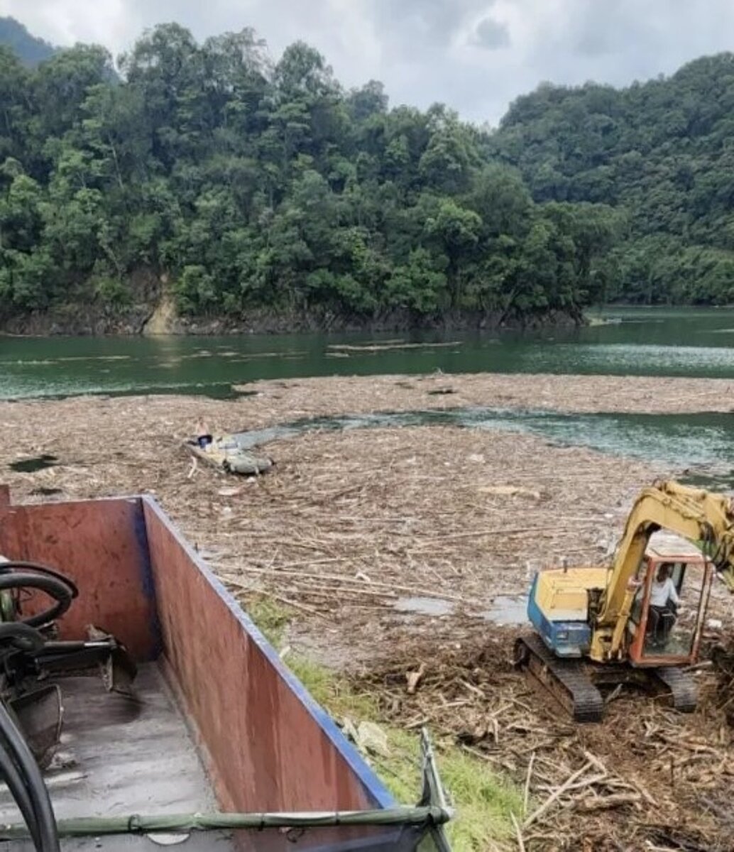 颱風豪雨後,漂流物數量常會大量增加,翡管局會先攔截集中後排序清理,山陀兒颱風過後1個月內,將清理完目前累積約500噸漂流木。圖/翡管局提供