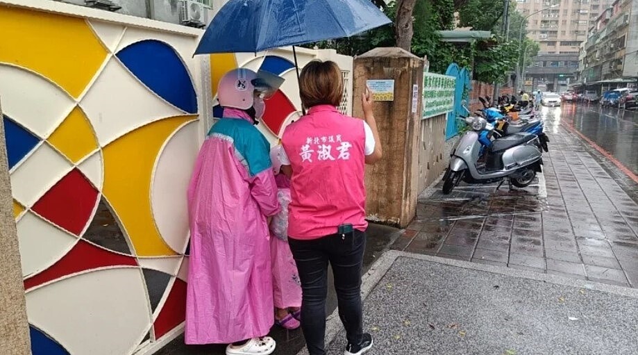 新北市板橋國中附設公托幼稚園,周邊雙向單線道家長無處可臨停向板橋議員黃淑君陳情希望改善。圖/黃淑君提供