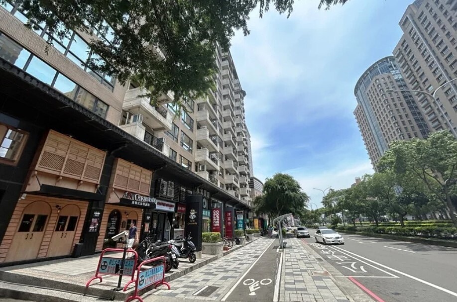 據實價登錄數據,位於「新天龍國」竹北商圈正核心的「松下新宿」社區1樓,今年4月以5,200萬元成交,總面積57坪,拆算車位後每坪單價達102.5萬元。新竹店面街景圖/台灣房屋提供