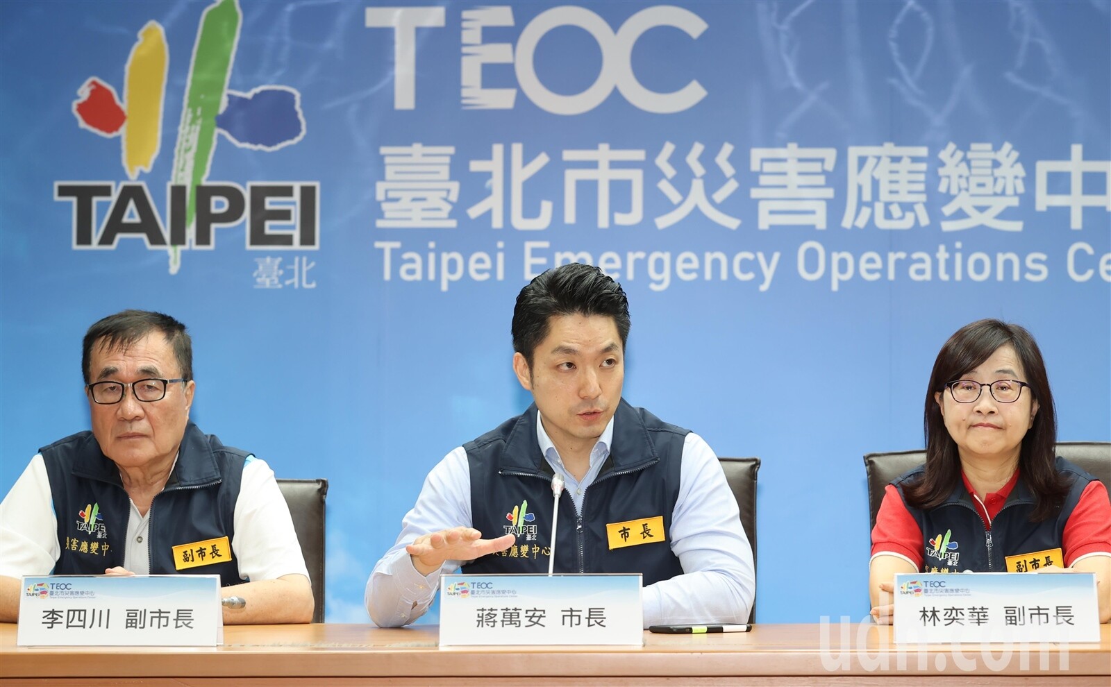 台北市長蔣萬安（中）上午前往臺北市災害應變中心，主持山陀兒颱風第4次工作會報，呼籲民眾沒有必要，不要外出，針對5日大巨蛋將進行國慶晚會，蔣萬安表示應會「照常舉行」。記者曾學仁／攝影 