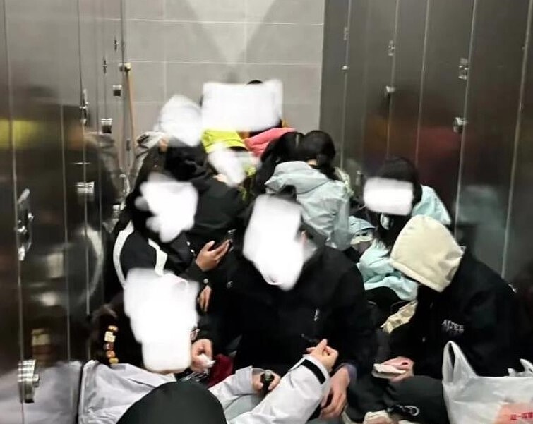 大陸十一黃金周,黃山上一床難求,許多遊客把廁所擠爆,睡在廁所裡過夜。圖/微博照片