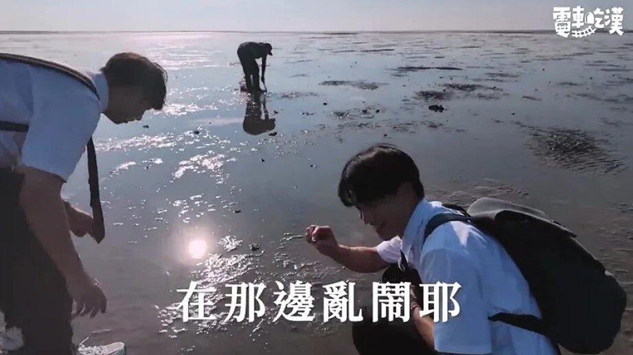 Dcard擁有129萬訂閱的YouTube頻道最新推出「電車吃漢」單元，不過主持人大書、Andrew來到新竹香山時，竟未經許可進入國家級保護區香山濕地採集蛤蜊。圖／取自Dcard Video
