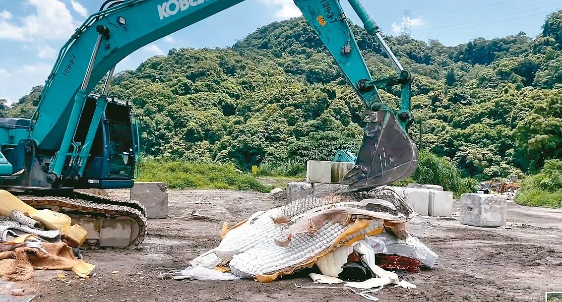 彈簧床墊回收需要拆分成金屬彈簧、表布和棉絮,北市環保局以挖土機拆解後分類。圖/取自台北市環保局臉書