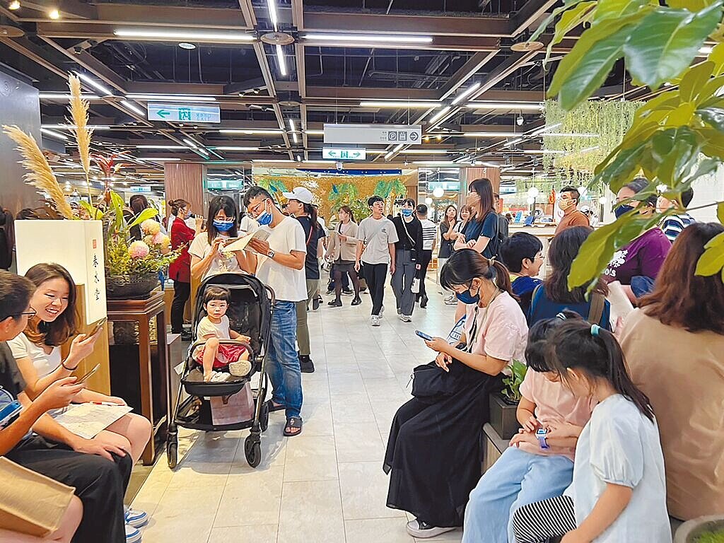 台中新光三越百貨周年慶3日開跑,恰巧遇到颱風假,因市區風不大也無雨,許多民眾到百貨逛街,美食街出現大量人潮。(新光三越提供/林欣儀台中傳真)