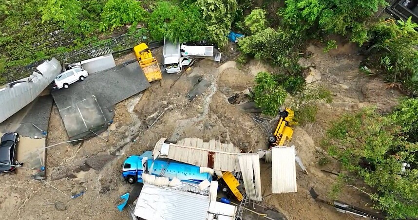 基隆天外天焚化爐崩山10垃圾車陷落，先搶救大型機具。圖／翻攝畫面