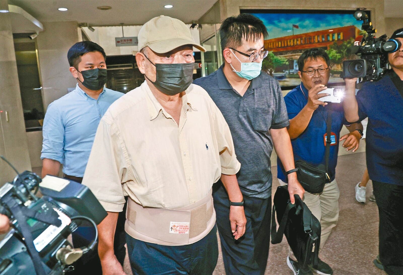 北檢偵辦京華城弊案，今天下午提訊北市府兵役局前局長、鼎越前董事長朱亞虎（左二），釐清行賄金流。圖／聯合報系資料照片 