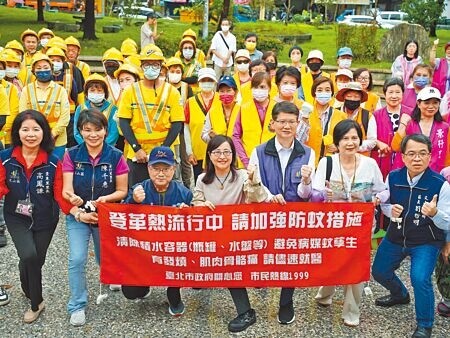 
台北市副市長林奕華（中）與衛生局長黃建華（右三）4日視察文山區登革熱防治應變措施。（黃敬文攝）
