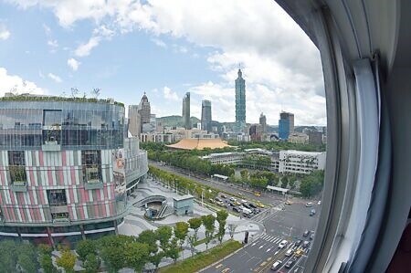 
台北國聯大飯店高樓景觀客房或套房，可將大巨蛋、國父紀念館，以及台北101大樓景觀盡收眼底。圖∕姚舜
