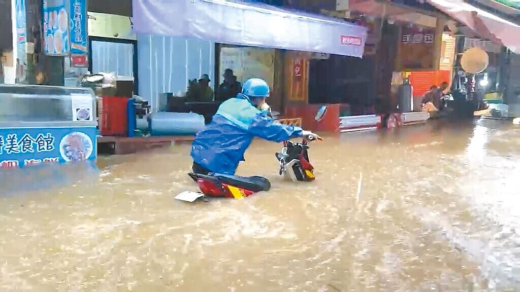 山陀兒颱風10月4日帶來豪大雨，金山市區水深已及膝。圖／民眾提供