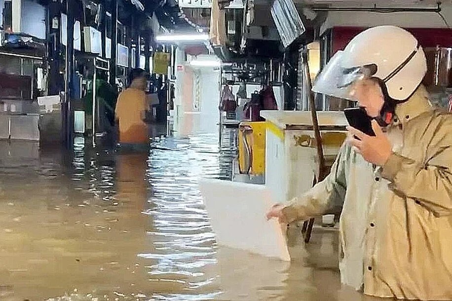 新北市東北角行政區4日下起豪大雨,金山老街水深及腰,攤商驚呼從沒淹水這麼嚴重,有如「水上市場」。圖/記者游明煌翻攝