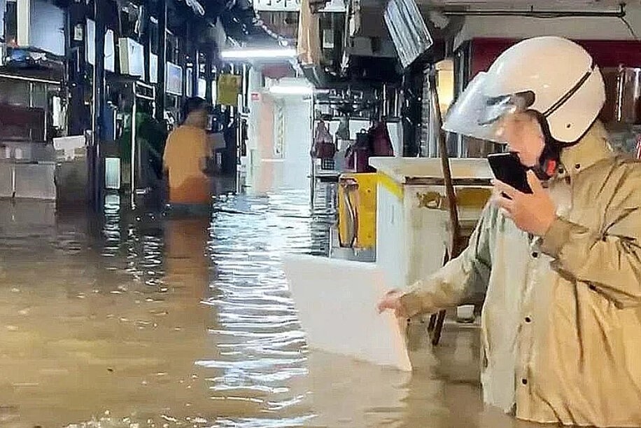 新北市東北角行政區4日下起豪大雨，金山老街水深及腰，攤商驚呼從沒淹水這麼嚴重，有如「水上市場」。圖／記者游明煌翻攝