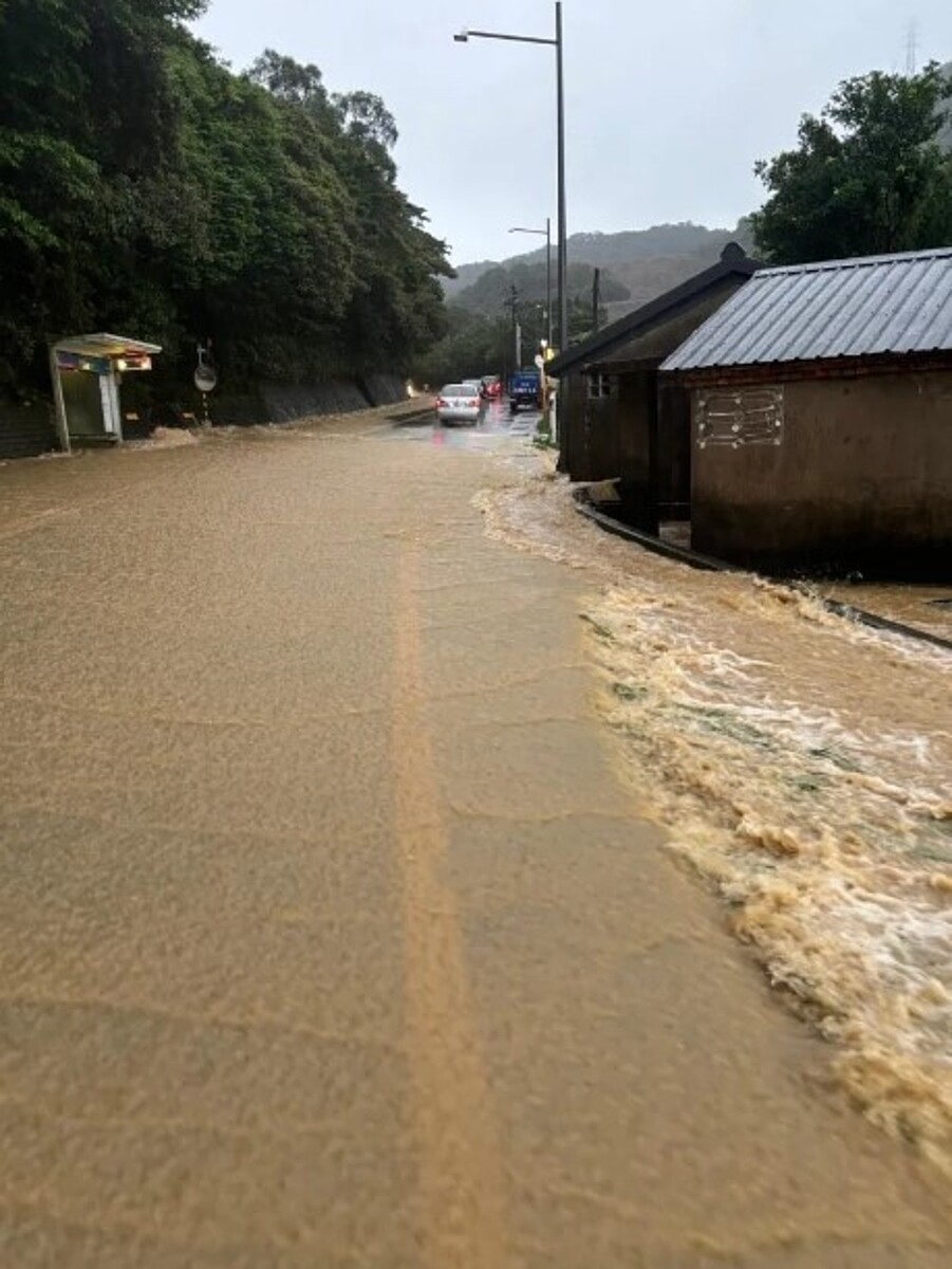 新北市萬里中幅里舊台二線，上周大雨才導致路面及民宅淹水，今天早上淹水更加嚴重。圖／市議員張錦豪提供
