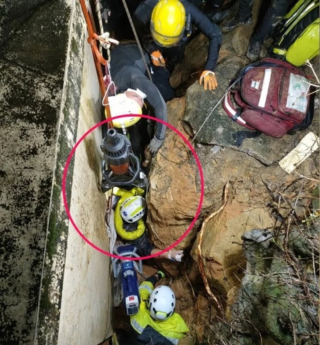 野柳民宅擋土牆崩落,屋主卡住救援3個多小平安脫困送醫。圖/記者游明煌翻攝