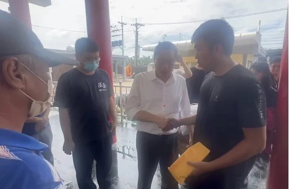 東港安泰醫院大火造成9人死亡，立委蘇清泉昨前往殯儀館向死者家屬致意，並致贈慰問金。圖／民眾提供
