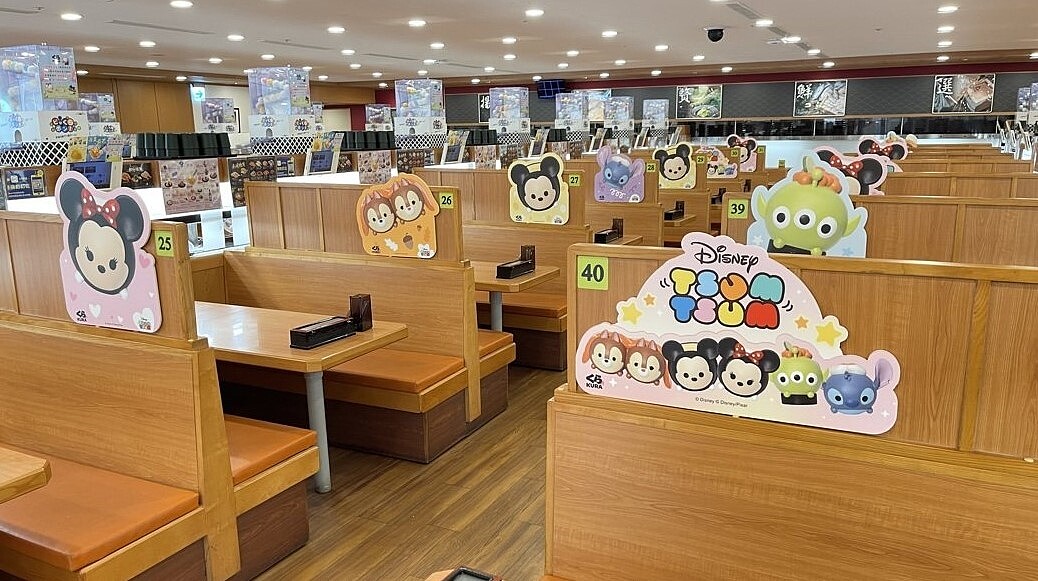 日系迴轉壽司藏壽司配合新店開張，大舉徵才，不到一年的時間也已經2度調薪。圖／藏壽司提供
