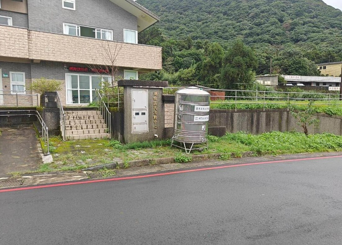 北水處表示,目前北水處鹿角坑加壓站配水池水量尚餘200噸,預估可使用至今晚,為確保用戶用水需求,本處已設置3處取水站,包含湖田里活動中心、湖田橋公車站牌、竹子湖路中興路口等3處,提供用戶用水。圖/北水處提供