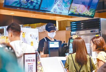 
勞動部近期已與金管會達成共識，將在上市櫃公司應出具的永續報告書中，揭露薪資相關資訊。示意圖餐飲業工作情形，非新聞當事人。（本報資料照片）
