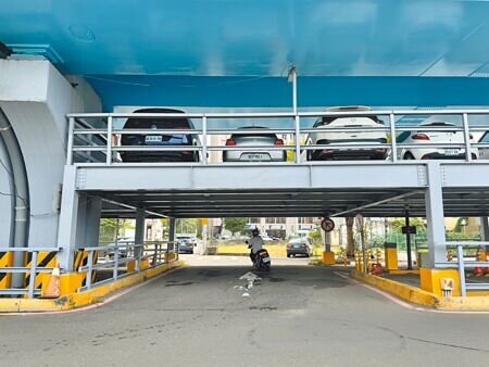 新竹市慈雲路橋下的停車場兩側新建金屬護欄,因角度關係,鏤空的欄杆看起來像重疊在一起,造成迴轉時車輛視線被遮蔽,十分危險。(王惠慧攝)