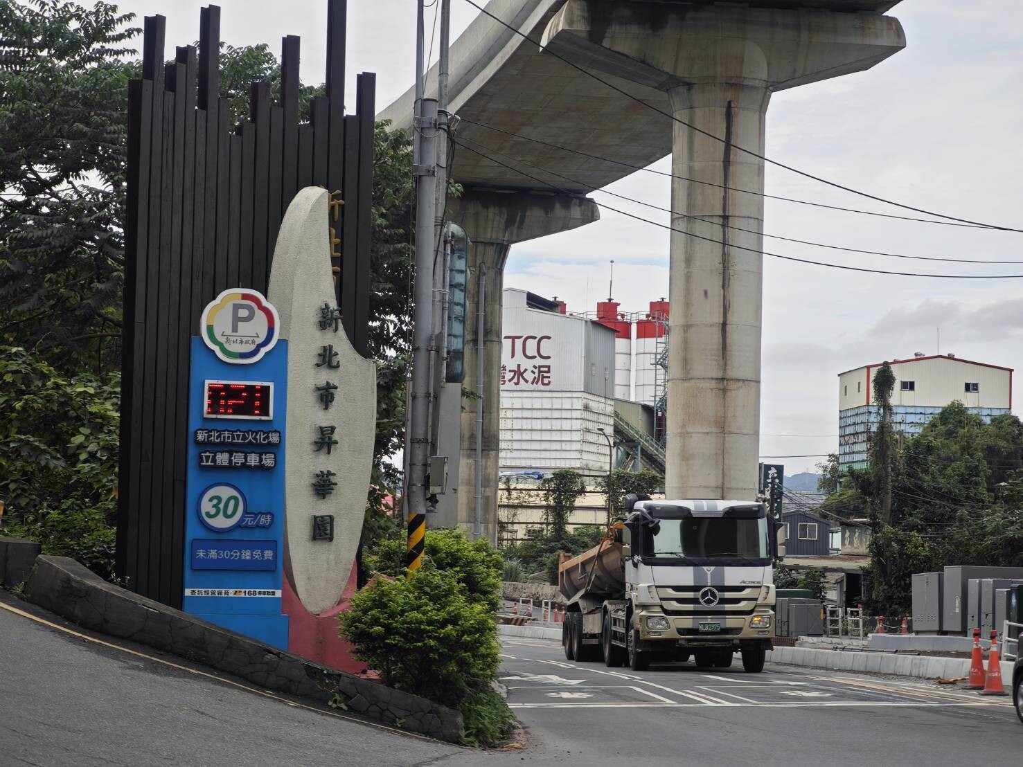 新北市三峽區設有火葬場，周邊土城、樹林、三峽共12里可獲得殯葬回饋金，修正草案通過後，分配給當地回饋金將大幅減少。記者李定宇／攝影 