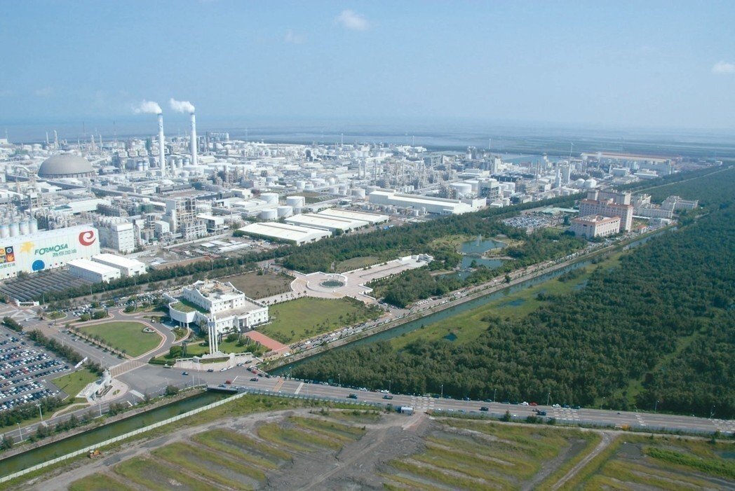 原訂2021年完工啟用的台塑6輕廠區麥寮海水淡化廠,台塑已先後兩度展延竣工,近日第三度提出展延至2026年啟用。圖為台塑麥寮園區。本報資料照片