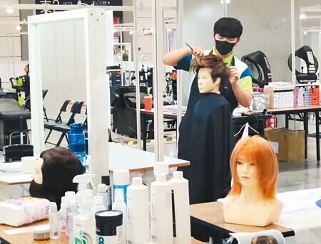 政大勞工所教授成之約表示,美容美髮還牽涉學徒或助手等,工時短會反映在整體勞動報酬上。示意圖為美髮技能競賽,非新聞當事人。(本報資料照片)