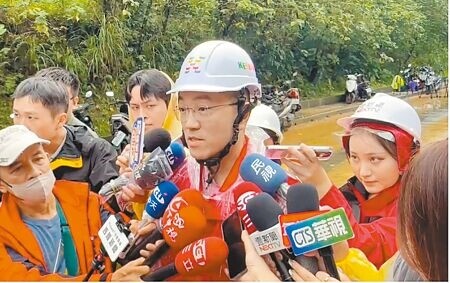 
山陀兒颱風導致近日基隆豪雨不斷，基隆市長謝國樑5日繼續視察新豐街搶通狀況。（徐佑昇攝）
