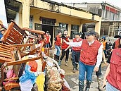 水淹金山又停水　侯允派水車救急