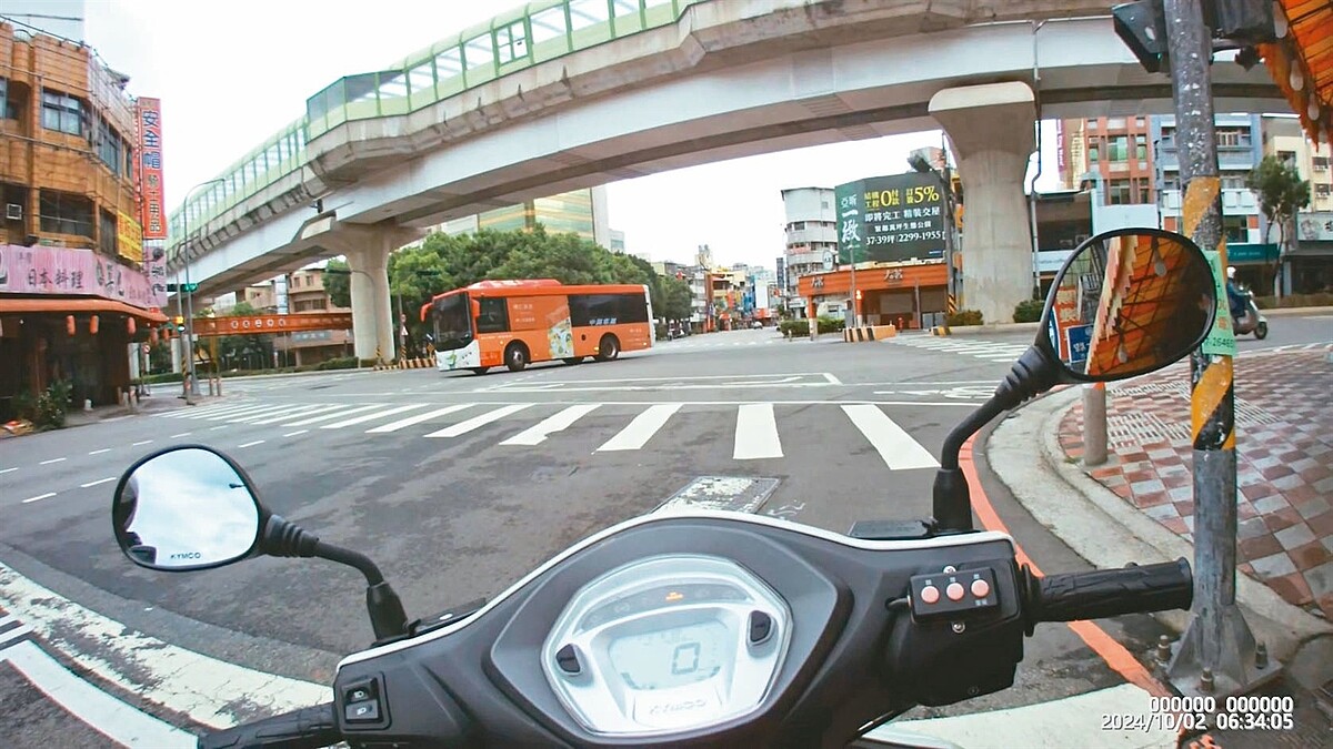 台中市警方在文心路、昌平路口時,目擊1輛中鹿客運公車直接違規左轉昌平路。圖/聯合報記者曾健祐翻攝