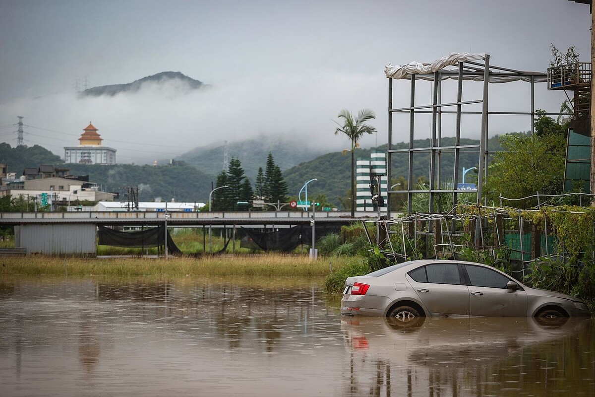 氣象署預估隨著颱風減弱,北海岸降雨將逐漸趨緩,但日前金山、瑞芳都出現超大豪雨,基隆市也降下劇烈豪雨,三地都出現災情,也讓外界質疑氣象署預測失準。圖/聯合報記者葉信菉攝影