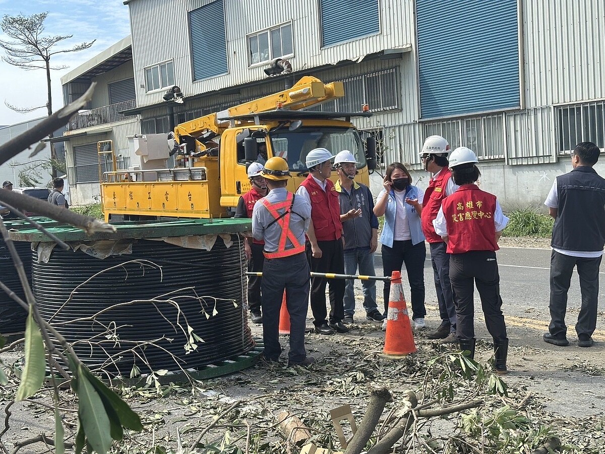 高雄大寮區三隆里長蕭國欽抱怨當地復電進度慢，5日帶領里民到台電大寮服務所外頭抗議，他說近日遭受太多壓力，下周一要到區公所請辭里長。圖／民眾提供