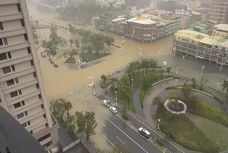 繼7月凱米颱風後,上周山陀兒颱風來襲,高雄美術館特區再度淹水。圖/翻攝自記者爆料網