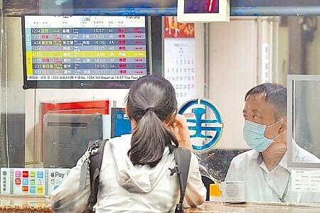 台電本月16日將調漲產業電價,用電大戶台鐵每年預計增加逾2億元電費,台鐵22日將研議是否調漲。(黃世麒攝)