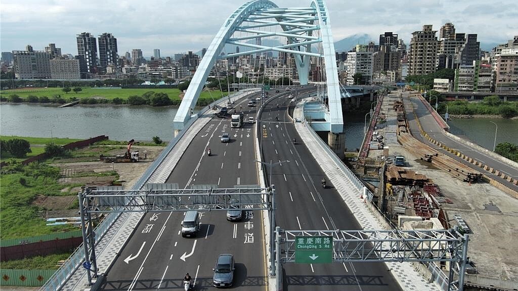 中正橋連接台北市中正區重慶南路三段與新北市永和區永和路二段,車流量大,規畫為機車專用道,自行車則與行人人車共道。圖/新北市新工處提供