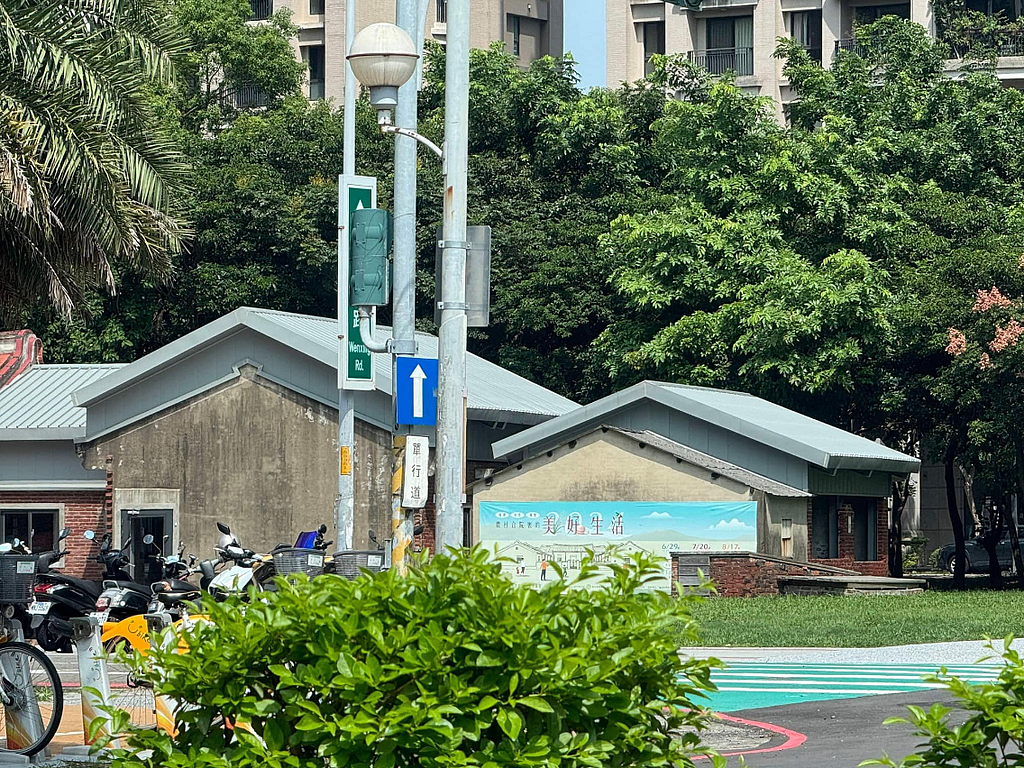 新竹縣立總圖書館新建工程計畫斥資9億5000多萬元,但被縣議員邱靖雅抨擊花數億元卻蓋出「鐵皮屋頂」,成了絲毫沒有質感的建築。圖/取自邱靖雅臉書