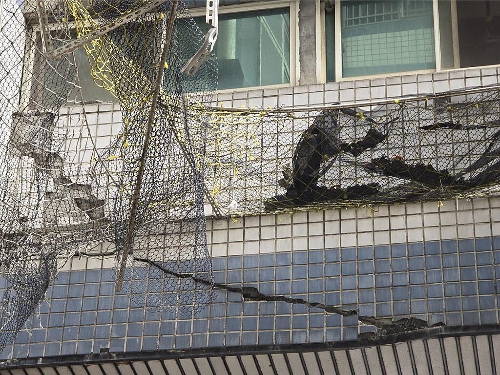 403花蓮大地震造成多處建物受損,桃園市內總計有70案列紅黃單建築,但目前僅申請19件,原6150萬元災害特別補助金還剩近5000萬元,補助受理將到10月底截止。圖/桃園市建管處提供