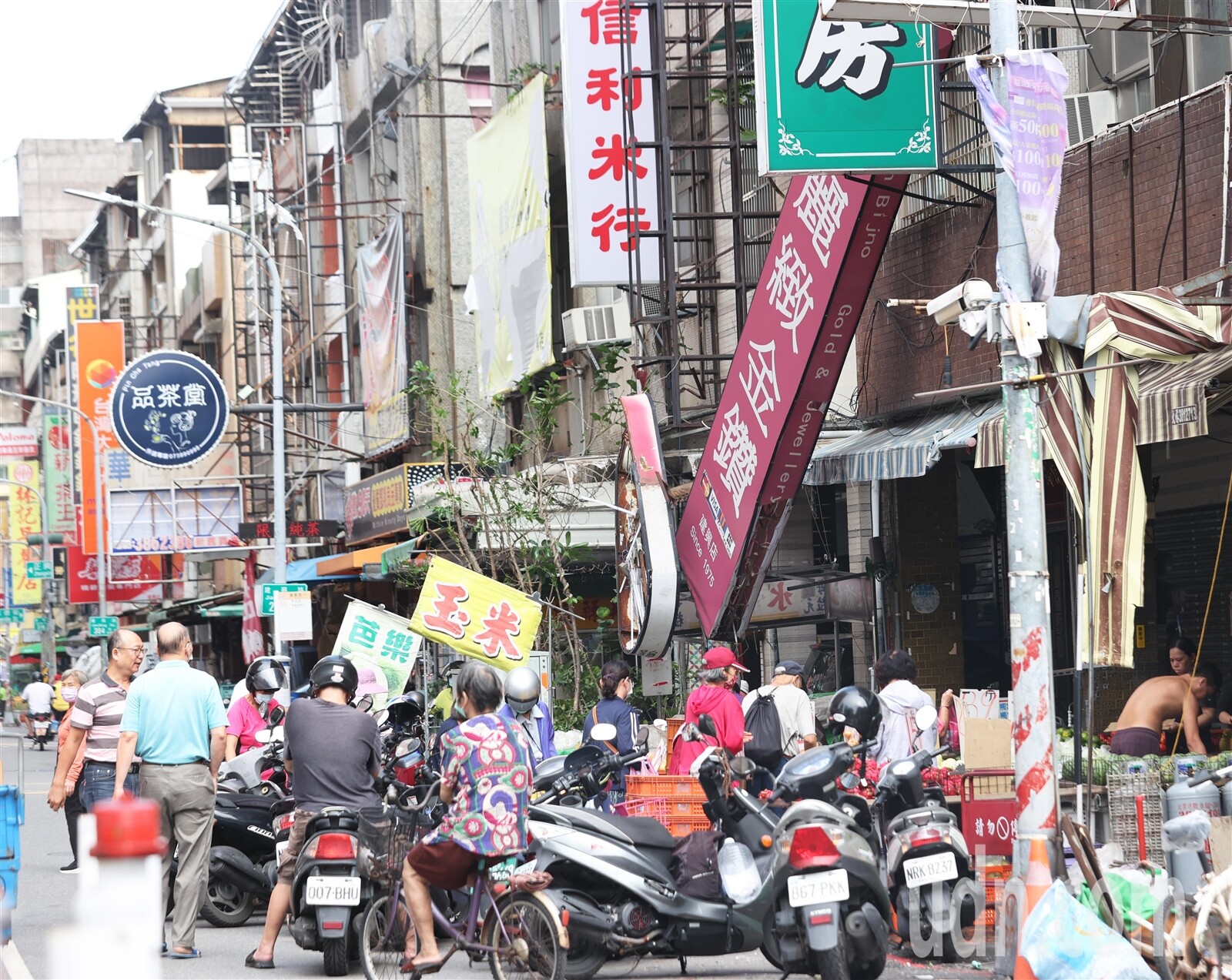 山陀兒登陸高雄帶來超過14級的風力橫掃市區，整個高雄市區滿目瘡痍，牆外還掛有搖搖欲墜的招牌。記者劉學聖／攝影 