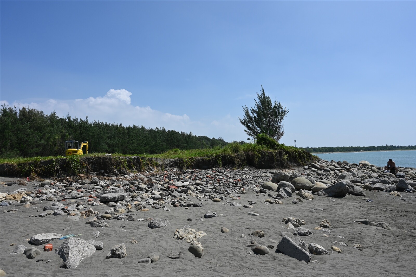 台南漁光島沙灘緊急救援出入口處，防護坡遭沖刷往後退，地方建議應加長防浪設施，守護美麗海灘。記者鄭惠仁／攝影 