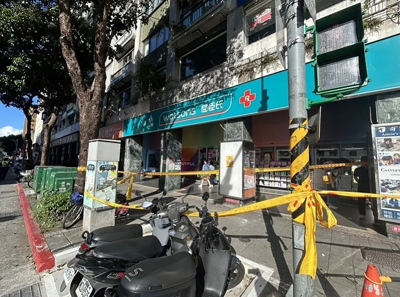 台北市中山區松江路一處大樓,磁磚掉落砸到4歲男童右大腿,送醫後傷勢瘀青挫傷。圖/記者蕭雅娟翻攝